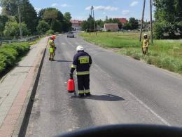 Plama oleju i kolizja na skrzyżowaniu ulic w Leśnicy