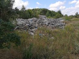 W Otmicach od 2 lat zalegają odpady. Właściciele "nie muszą" ich usuwać