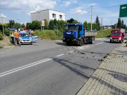 Dwie osoby trafiły do szpitala po czołowym zderzeniu osobówki z samochodem ciężarowym