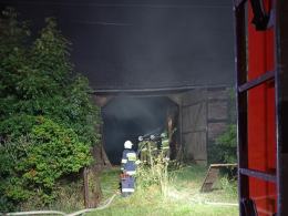 Pożar stodoły w Stobrawie gasiło 6 zastępów straży pożarnej