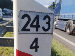 Niebezpieczne zdarzenie na autostradzie. Renault uderzyło w bariery