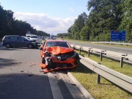 Niebezpieczne zdarzenie na autostradzie. Renault uderzyło w bariery