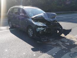 Niebezpieczne zdarzenie na autostradzie. Renault uderzyło w bariery