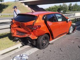 Niebezpieczne zdarzenie na autostradzie. Renault uderzyło w bariery