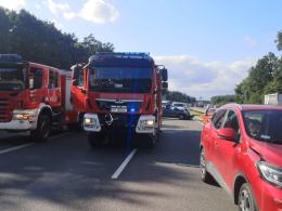 Niebezpieczne zdarzenie na autostradzie. Renault uderzyło w bariery