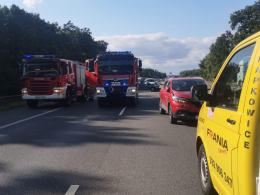 Niebezpieczne zdarzenie na autostradzie. Renault uderzyło w bariery
