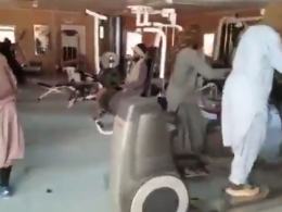 Tak się bawi, tak się bawi Afganistan. Talibowie na trampolinie