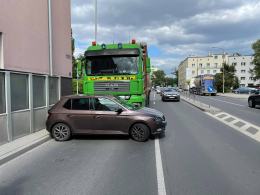 Kolizja ciężarówki z osobówką na Placu Kazimierza