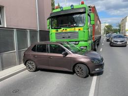 Kolizja ciężarówki z osobówką na Placu Kazimierza