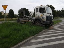 Kierowca wjechał wprost pod ciężarówkę na odpady