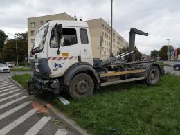 Kierowca wjechał wprost pod ciężarówkę na odpady