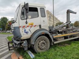 Kierowca wjechał wprost pod ciężarówkę na odpady