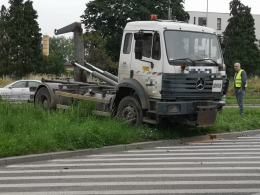 Kierowca wjechał wprost pod ciężarówkę na odpady