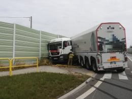 Dwa samochody ciężarowe zderzyły się w Myślinie