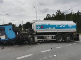 Dwa samochody ciężarowe zderzyły się w Myślinie