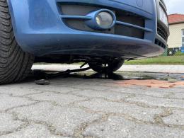 Kierująca audi wjechała na cmentarz. Nie zauważyła, że wysuwa się blokada