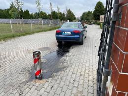 Kierująca audi wjechała na cmentarz. Nie zauważyła, że wysuwa się blokada