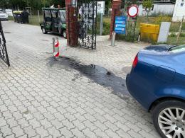 Kierująca audi wjechała na cmentarz. Nie zauważyła, że wysuwa się blokada