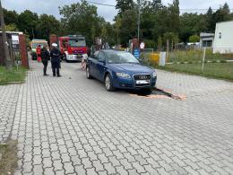 Kierująca audi wjechała na cmentarz. Nie zauważyła, że wysuwa się blokada