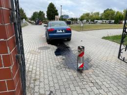 Kierująca audi wjechała na cmentarz. Nie zauważyła, że wysuwa się blokada