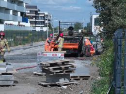 Pożar samochodu na budowie drogi łączącej Bielską i Sieradzką