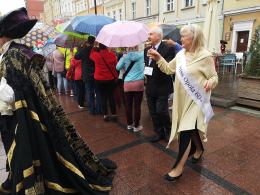 Seniorzy przejęli kontrolę nad miastem