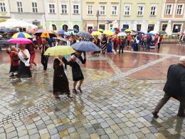 Seniorzy przejęli kontrolę nad miastem
