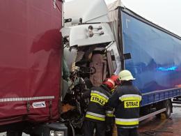 Zderzenie dwóch ciężarówek na A4. Jeden z kierowców trafił do szpitala