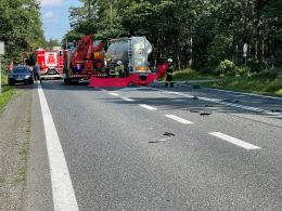 Zderzenie dwóch ciężarówek w Dąbrowie. Droga zablokowana w obu kierunkach