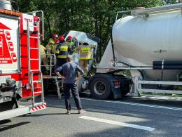 Zderzenie dwóch ciężarówek w Dąbrowie. Droga zablokowana w obu kierunkach