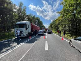 Zderzenie dwóch ciężarówek w Dąbrowie. Droga zablokowana w obu kierunkach