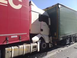 Zderzenie dwóch samochodów ciężarowych na krapkowickim odcinku A4