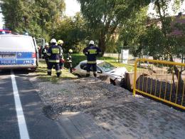 Wypadek w Grodźcu. Auto wjechało do rowu i uderzyło w betonowy przepust