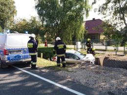 Wypadek w Grodźcu. Auto wjechało do rowu i uderzyło w betonowy przepust