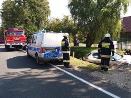 Wypadek w Grodźcu. Auto wjechało do rowu i uderzyło w betonowy przepust