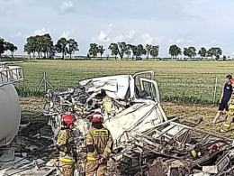 Wypadek na A4. Samochód ciężarowy staranował samochód służby drogowej