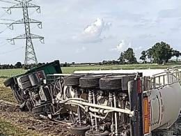 Wypadek na A4. Samochód ciężarowy staranował samochód służby drogowej