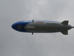 Olbrzymi Zeppelin przeleciał nad Opolszczyzną. Na pokładzie m.in. Adam Małysz