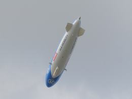 Olbrzymi Zeppelin przeleciał nad Opolszczyzną. Na pokładzie m.in. Adam Małysz