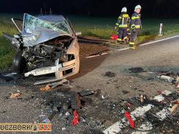Czołowe zderzenie aut na DK45 w Jasieniu. Dwie osoby trafiły do szpitala