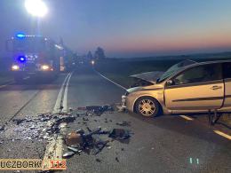 Czołowe zderzenie aut na DK45 w Jasieniu. Dwie osoby trafiły do szpitala
