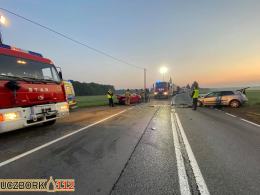 Czołowe zderzenie aut na DK45 w Jasieniu. Dwie osoby trafiły do szpitala