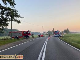Czołowe zderzenie aut na DK45 w Jasieniu. Dwie osoby trafiły do szpitala