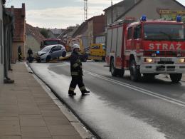 Samochód wjechał w budynek mieszkalny. Pojazd uszkodził przyłącze gazu
