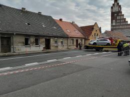 Samochód wjechał w budynek mieszkalny. Pojazd uszkodził przyłącze gazu