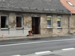 Samochód wjechał w budynek mieszkalny. Pojazd uszkodził przyłącze gazu
