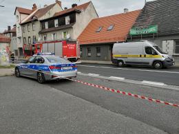 Samochód wjechał w budynek mieszkalny. Pojazd uszkodził przyłącze gazu