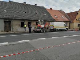Samochód wjechał w budynek mieszkalny. Pojazd uszkodził przyłącze gazu