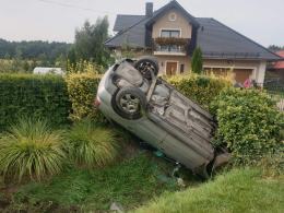 Dachowanie audi w Przeczy. Auto wbiło się w ogród przed posesją