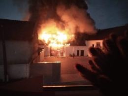Pożar chlewni i stodoły w powiecie prudnickim. W akcji kilkanaście zastępów straży